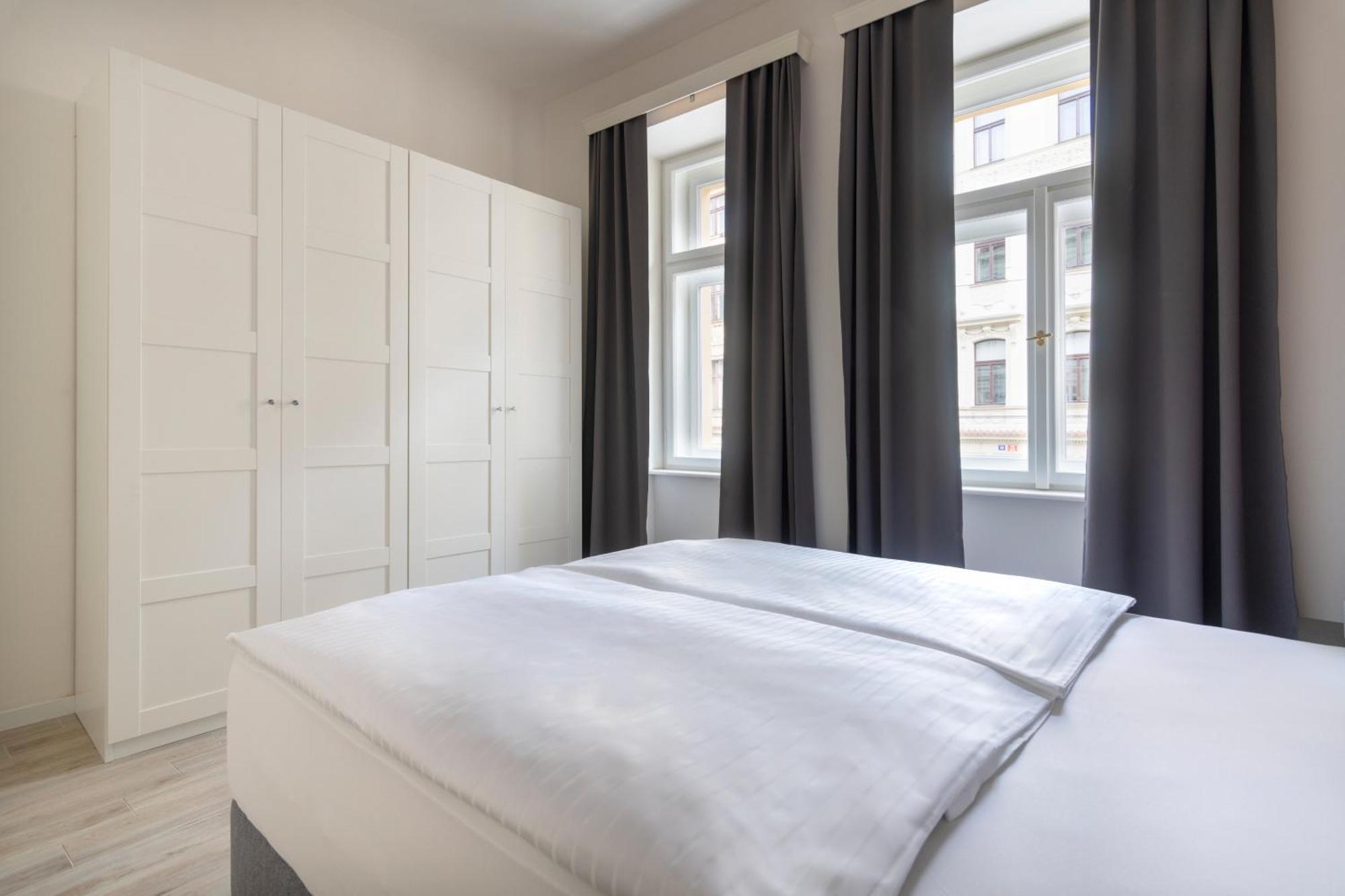 Kinsky Garden Apartments And Suites By Dwellfort Prága Szoba fotó