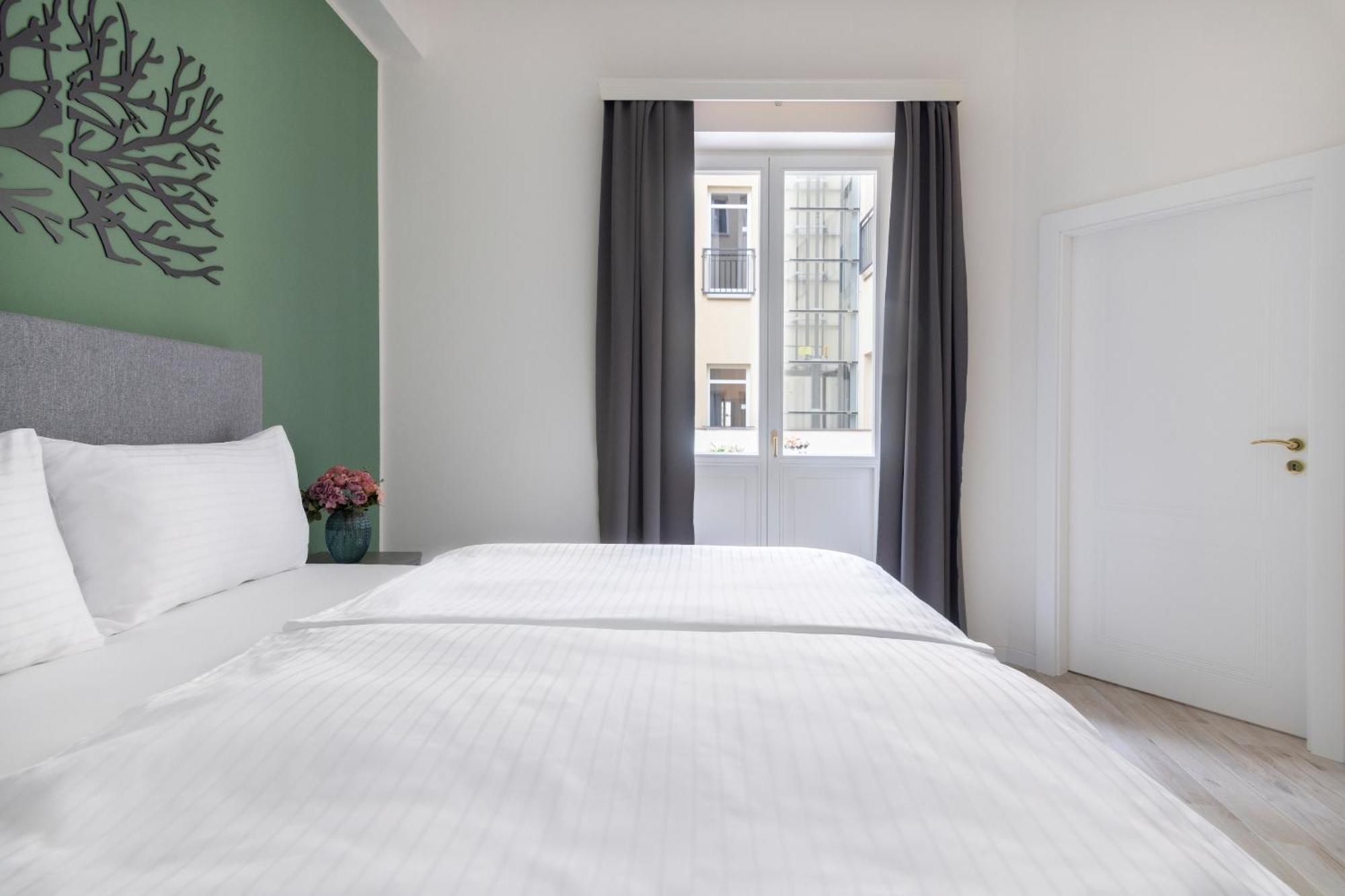 Kinsky Garden Apartments And Suites By Dwellfort Prága Szoba fotó